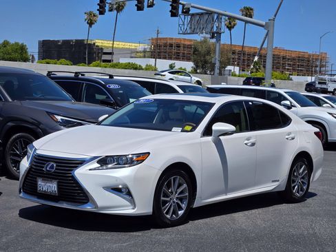 Used 2017 Lexus ES 300h w/ Navigation System Package FWD image 8