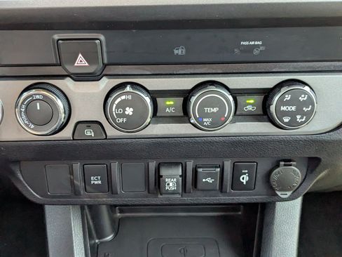 Used 2020 Toyota Tacoma TRD Off-Road AWD/4WD image 21
