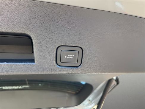 Used 2025 Buick Enclave Preferred image 9