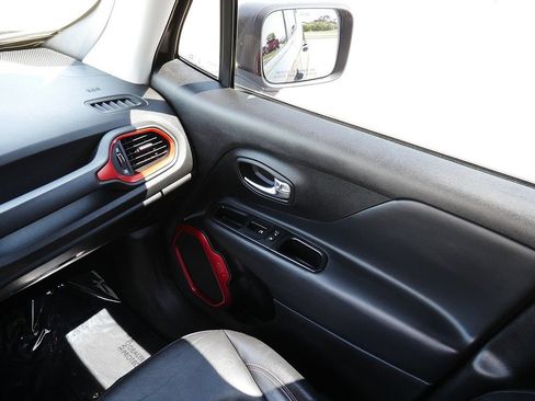 Used 2018 Jeep Renegade Trailhawk AWD/4WD image 25
