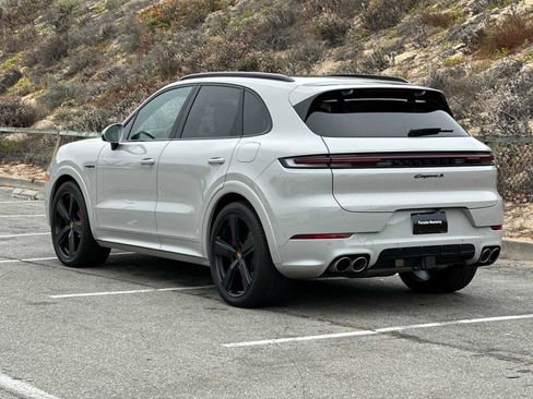 Certified 2025 Porsche Cayenne S image 3