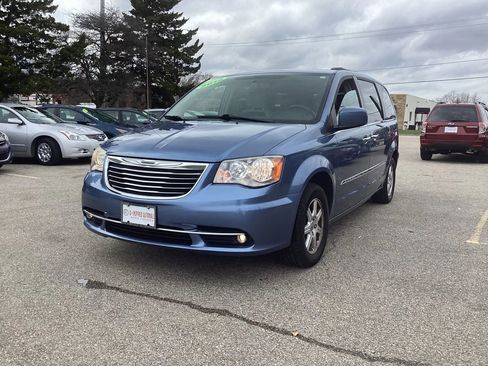 Used 2012 Chrysler Town & Country Touring w/ Driver Convenience Group image 4