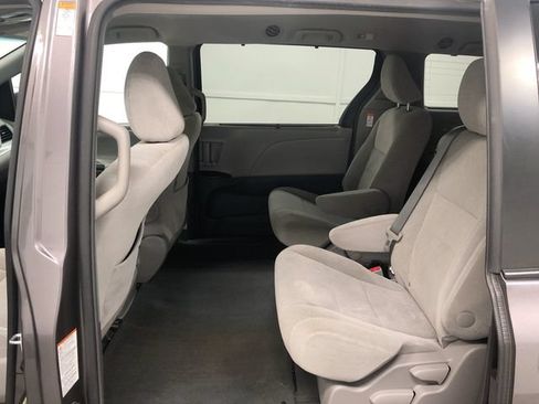 Used 2017 Toyota Sienna LE FWD image 25