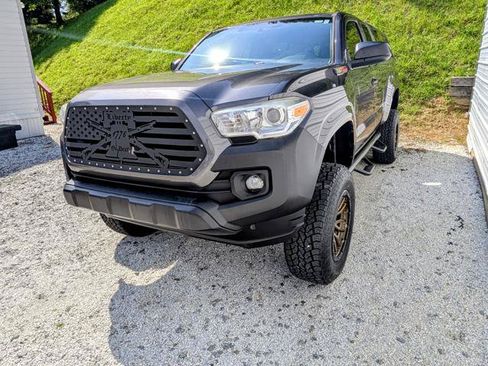 Used 2017 Toyota Tacoma SR AWD/4WD image 4