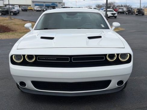 Used 2015 Dodge Challenger SXT image 2