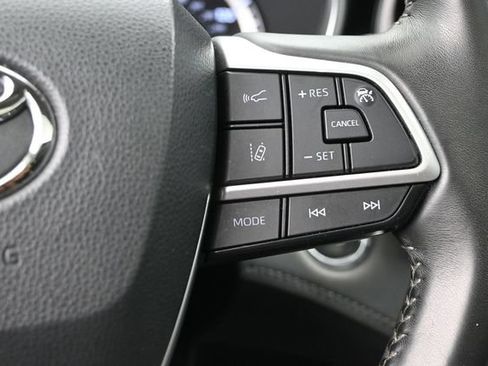 Used 2023 Toyota Highlander XLE AWD/4WD image 19