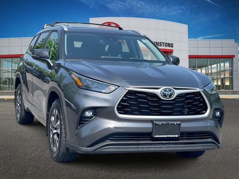 Used 2023 Toyota Highlander XLE FWD image 1