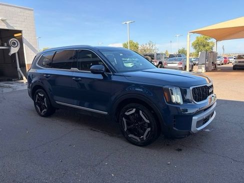 Used 2023 Kia Telluride EX w/ EX Captain's Chair Package FWD image 2