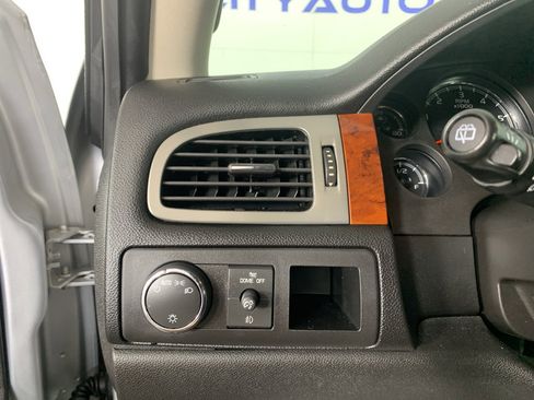 Used 2013 Chevrolet Suburban LT image 17