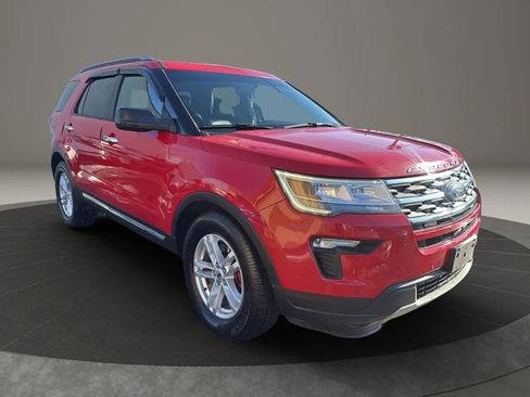 Used 2018 Ford Explorer XLT w/ Equipment Group 202A image 3