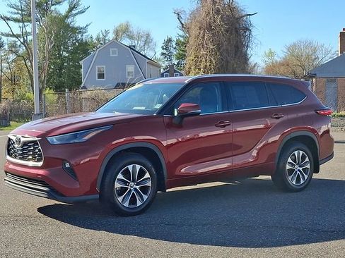 Used 2022 Toyota Highlander XLE AWD/4WD image 3