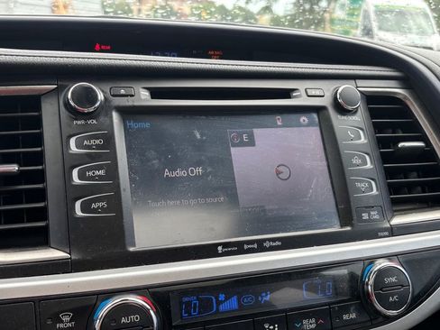 Used 2019 Toyota Highlander XLE FWD image 9