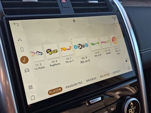 Used 2025 Land Rover Discovery Dynamic SE image 17