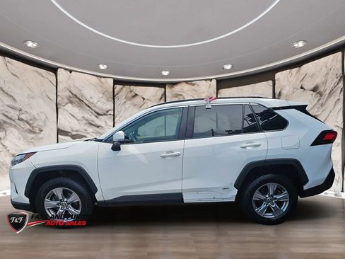 Used 2022 Toyota RAV4 XLE w/ XLE Grade Weather Package AWD/4WD image 5