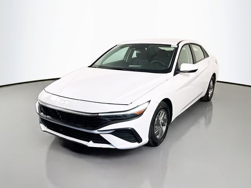 Used 2025 Hyundai Elantra SE FWD image 4