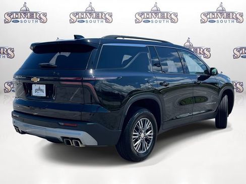 Used 2026 Chevrolet Traverse LT FWD image 3