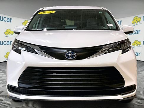 Used 2024 Toyota Sienna LE image 2