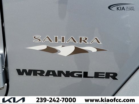 Used 2017 Jeep Wrangler Sahara w/ Connectivity Group AWD/4WD image 9
