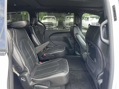 Certified 2025 Chrysler Pacifica Limited FWD image 20