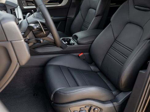 Certified 2025 Porsche Cayenne Coupe image 5