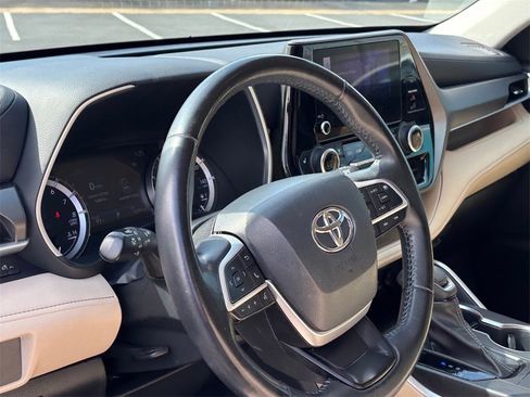 Used 2023 Toyota Highlander XLE image 7