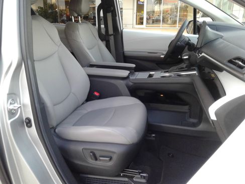 Used 2025 Toyota Sienna XLE image 10