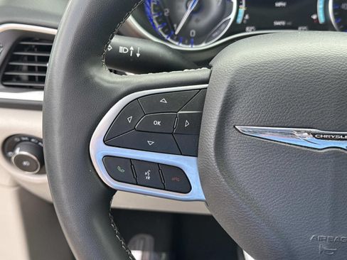Used 2024 Chrysler Pacifica Touring-L FWD image 23