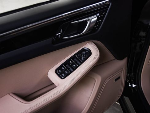 Certified 2026 Porsche Macan image 22