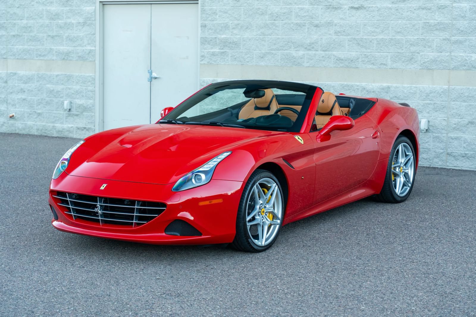 Used 2015 Ferrari California T RWD image 3