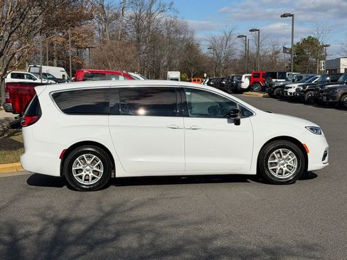 Certified 2025 Chrysler Pacifica Select image 6