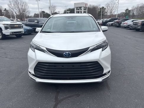 Used 2024 Toyota Sienna XLE image 2