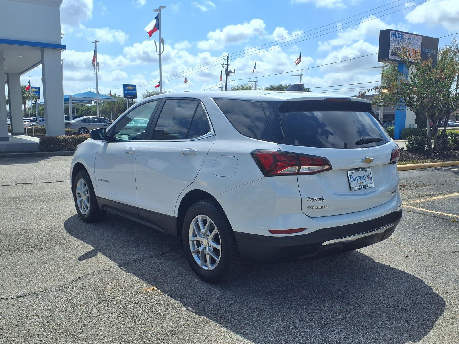 Used 2024 Chevrolet Equinox LT AWD/4WD image 2