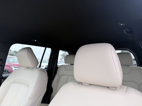 Used 2024 Jeep Grand Cherokee Limited image 23