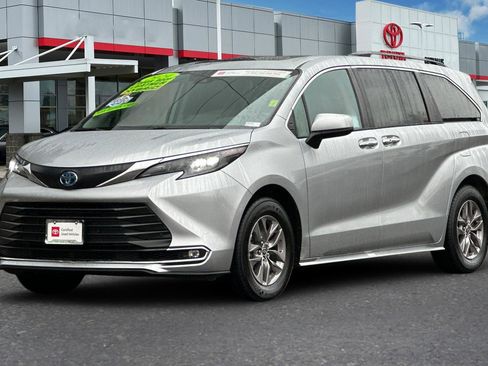 Used 2024 Toyota Sienna XLE image 8