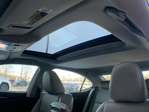 Used 2016 Lexus ES 350 w/ Luxury Package w/Wood Trim image 22