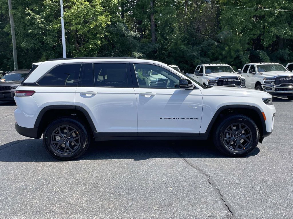 New 2027 Jeep Grand Cherokee Altitude AWD/4WD image 9