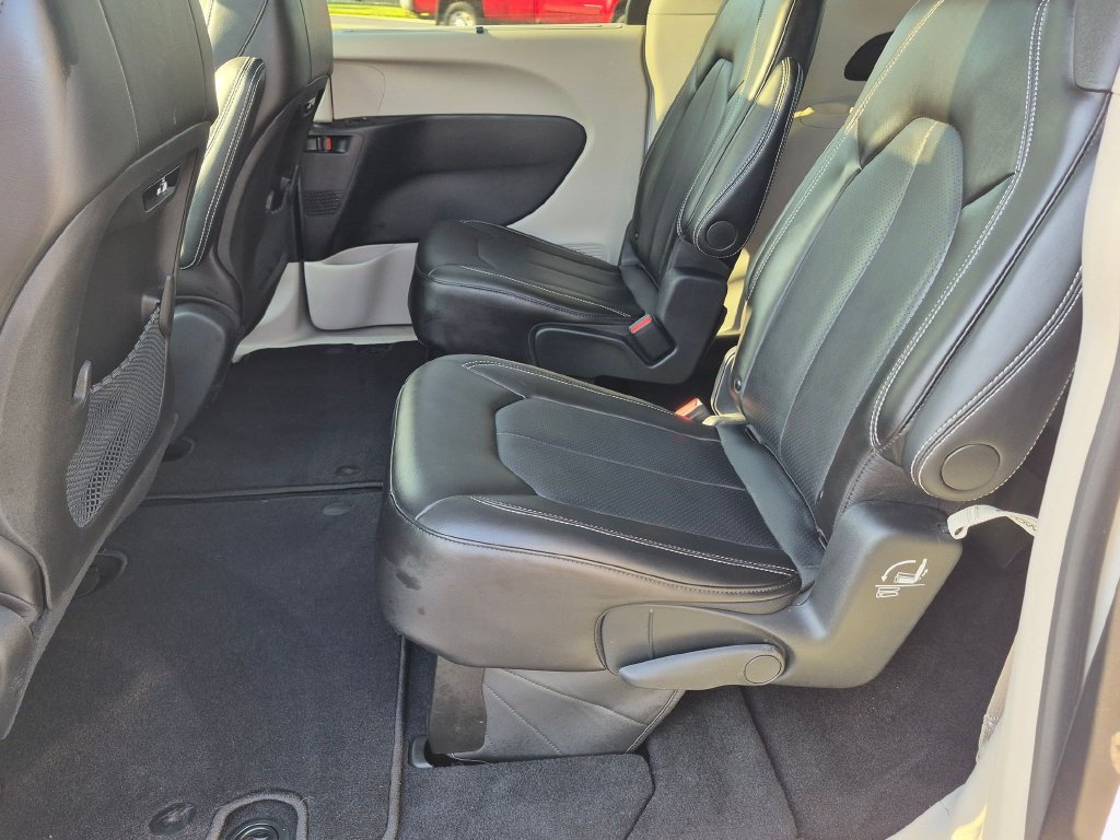 Used 2024 Chrysler Pacifica Touring-L FWD image 23