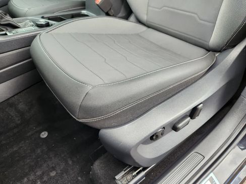 Certified 2025 Volkswagen Taos SE AWD/4WD image 19