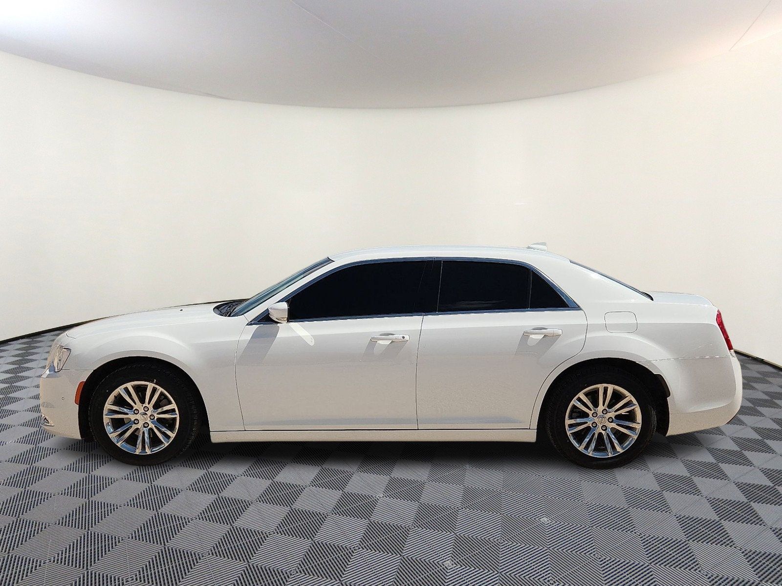 Used 2021 Chrysler 300 Touring L RWD image 2