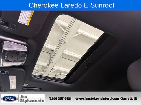 Used 2021 Jeep Grand Cherokee Laredo w/ Security & Convenience Group AWD/4WD image 3
