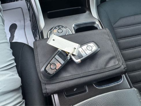 Used 2017 Ford Fusion SE w/ Fusion SE Technology Package image 26