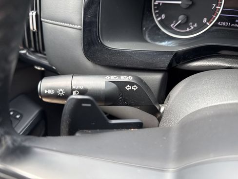 Used 2025 Nissan Pathfinder SV FWD image 20