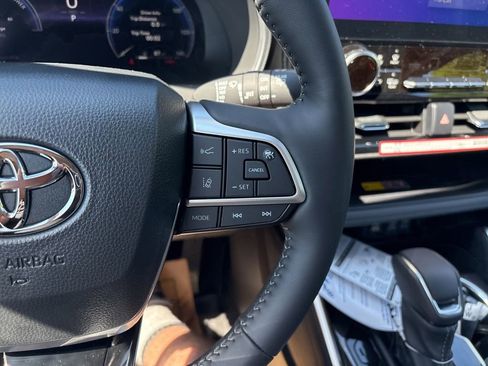Used 2026 Toyota Highlander Limited AWD/4WD image 25