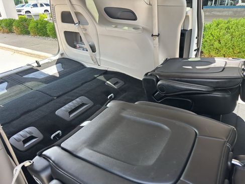 Used 2024 Chrysler Pacifica Touring-L FWD image 36