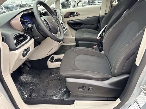 Used 2023 Chrysler Voyager LX FWD image 18