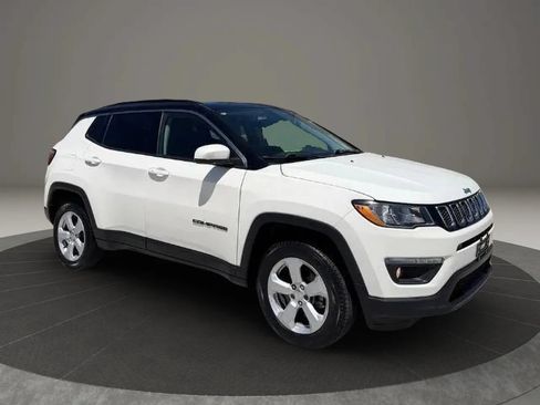 Used 2018 Jeep Compass Latitude w/ Cold Weather Group AWD/4WD image 2