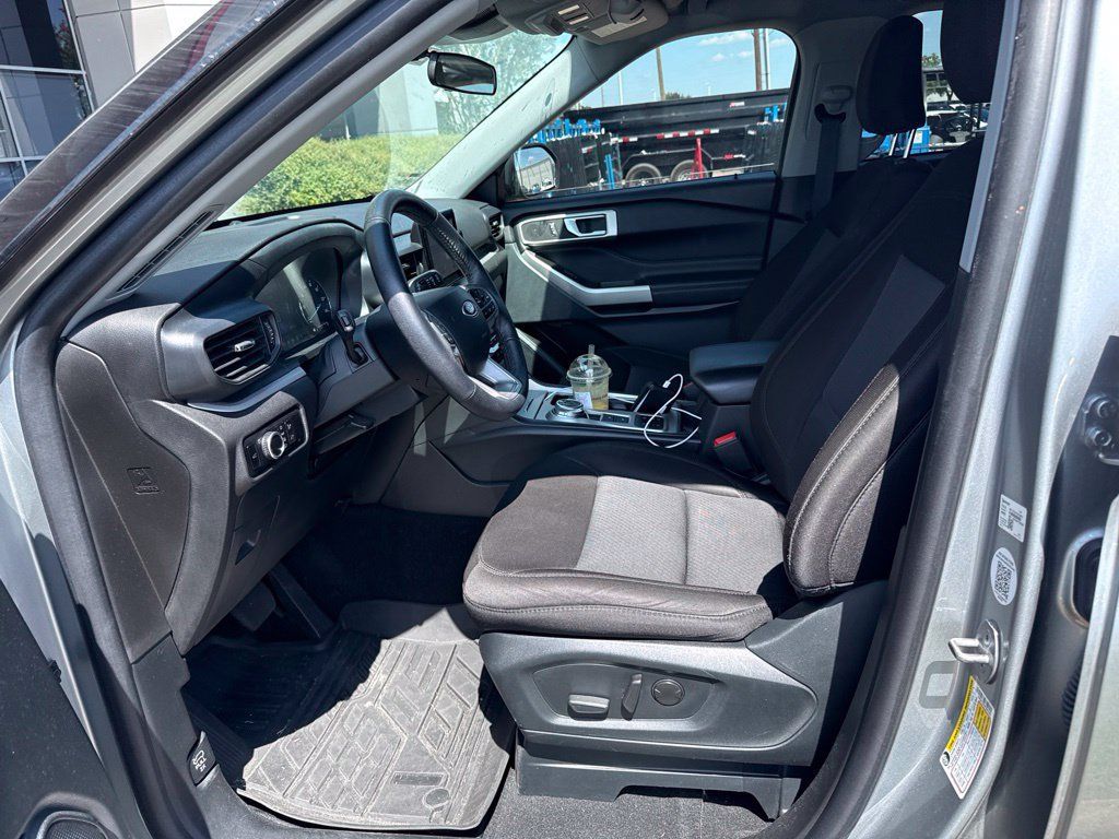 Used 2023 Ford Explorer XLT RWD image 4