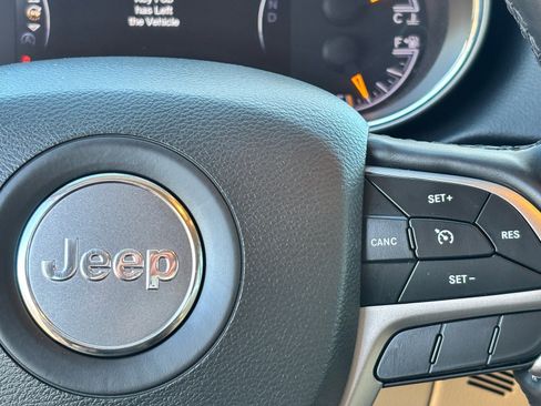 Used 2022 Jeep Grand Cherokee Laredo E image 22