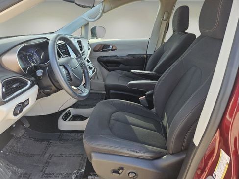 Used 2017 Chrysler Pacifica Touring FWD image 5