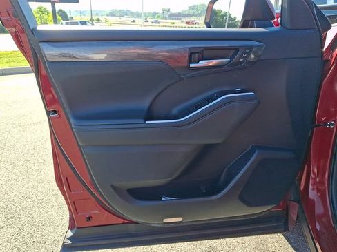 Used 2021 Toyota Highlander Platinum FWD image 11